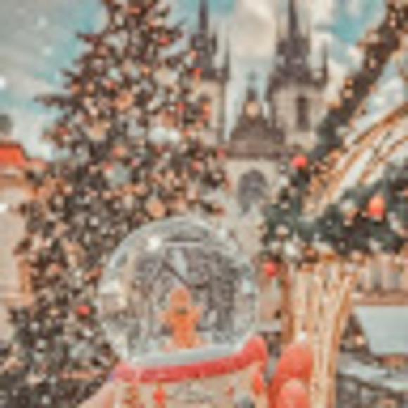 Profile Picture of Avery Tolosa (@avery_hello) on Poshmark