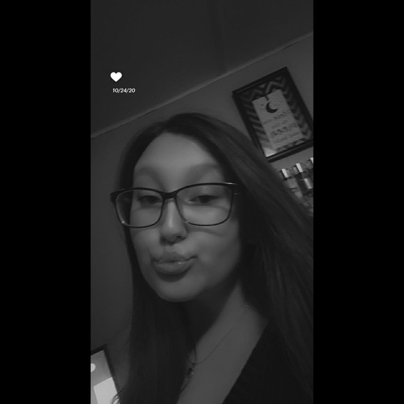 Profile Picture of Makenna Middaugh (@makennnam) on Poshmark