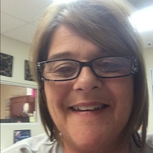 Profile Picture of Lisa Sutherland (@lms51) on Poshmark