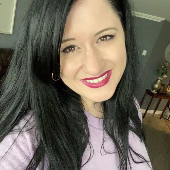 Profile Picture of Corinna Mouland (@corinnamouland) on Poshmark