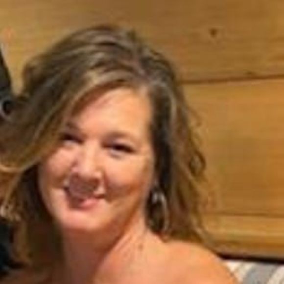 Profile Picture of Lynn Consic (@lmvc32) on Poshmark