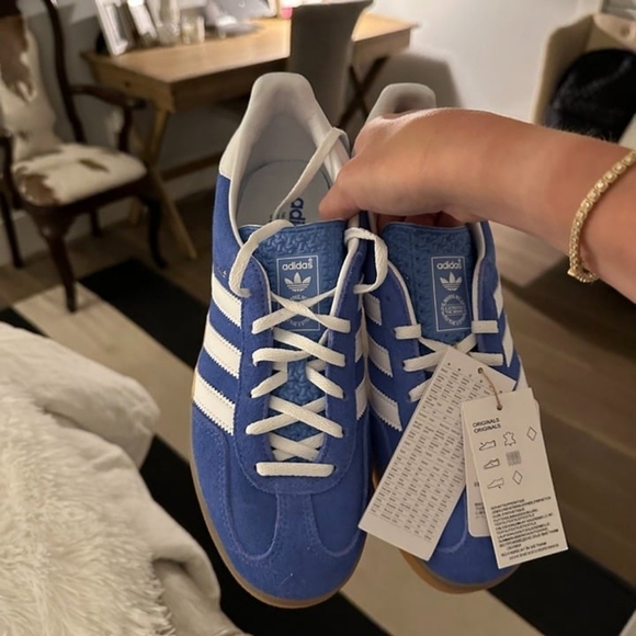 Profile Picture of Aoni Ceterton (@ceterton1232) on Poshmark