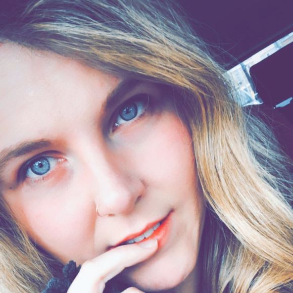 Melanie Lynn - Poshmark Profile Picture of Melanie Lynn (@mkat0405) on Poshmark