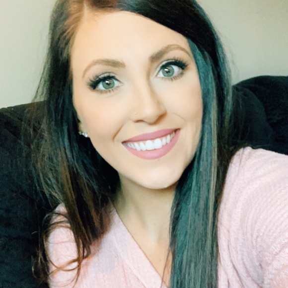 Profile Picture of Rachel Pryor (@rnpryor) on Poshmark