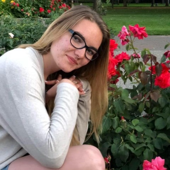 Profile Picture of Andrea Reimer (@andrealuanne) on Poshmark