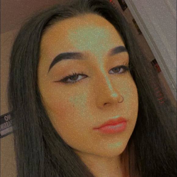 Profile Picture of Zoey Schmidt (@zoeyts05) on Poshmark