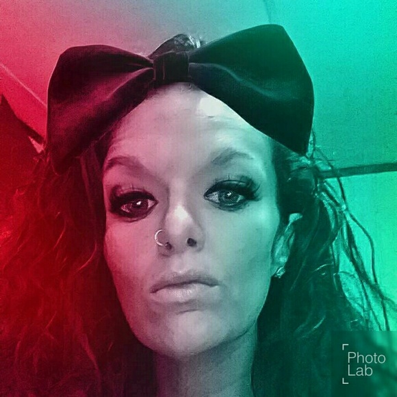 Profile Picture of Ashton Sharp (@onehotmomof3) on Poshmark