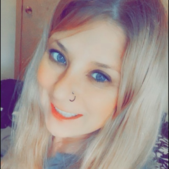 Profile Picture of Lisa Stuckert (@lisa_stuckert) on Poshmark