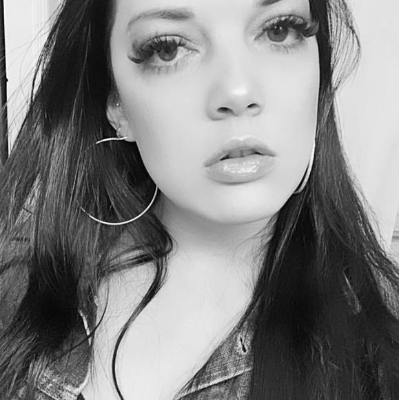 Profile Picture of Paula Teixeira (@paulateixeira) on Poshmark