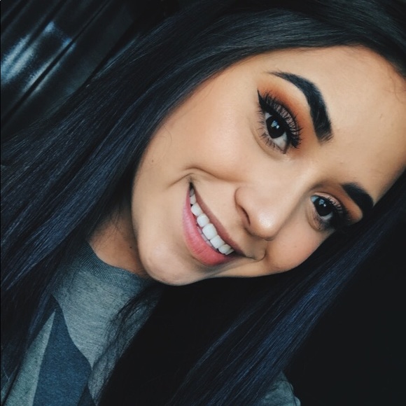 Profile Picture of Amberia Mena (@aamberiaaa) on Poshmark