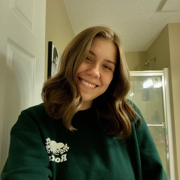 Profile Picture of Alyx Largue (@alyx_largue) on Poshmark