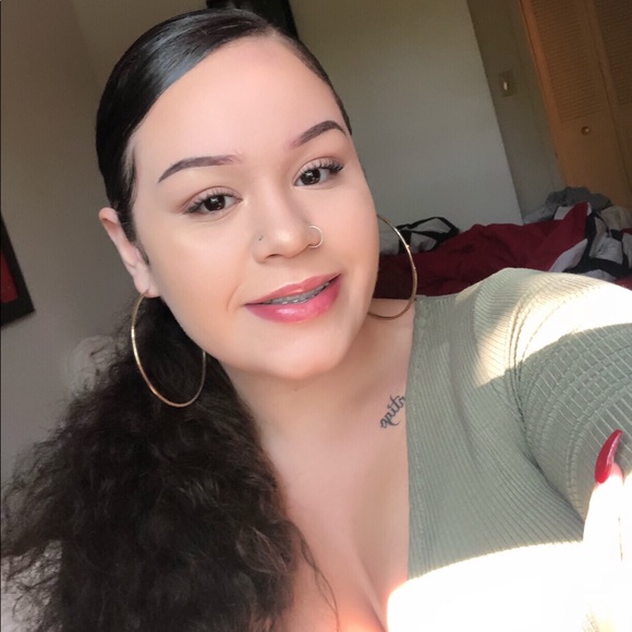 Profile Picture of Tamara Colon (@curlyxxgoddess) on Poshmark