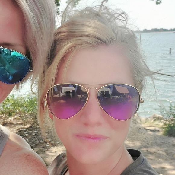 Profile Picture of Kris Rose (@krisrose725) on Poshmark