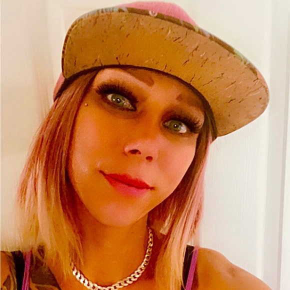 Profile Picture of Nichi Evison (@nichievison) on Poshmark