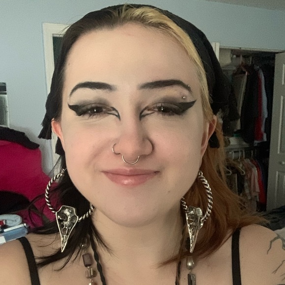 Profile Picture of Stephanie Mccrae (@disvbledbat) on Poshmark