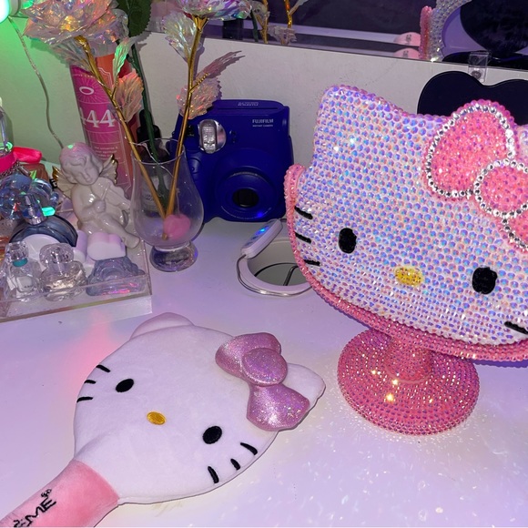 Profile Picture of Alba Rosengren (@hellokittyluvxo) on Poshmark