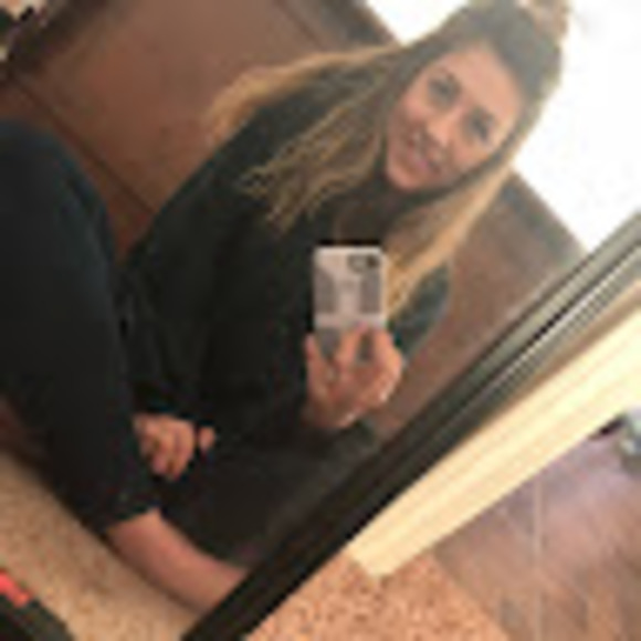Profile Picture of Desiree Adams (@desireeadams776) on Poshmark