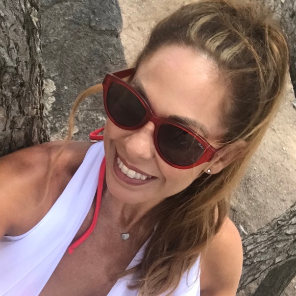 Profile Picture of Annette Sendra (@annettesendra) on Poshmark