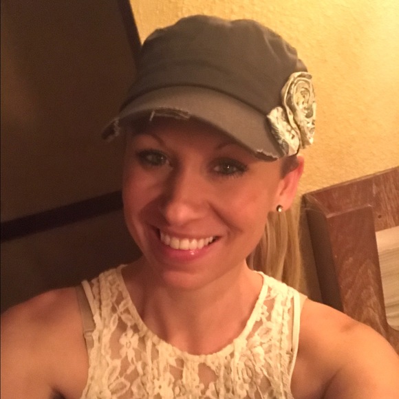 Profile Picture of Bobbie Jakubiec (@bjakubiec) on Poshmark