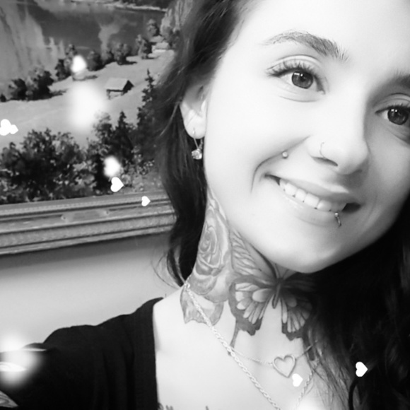 Profile Picture of Jasmine, Steinheiser (@j_steinheiser) on Poshmark