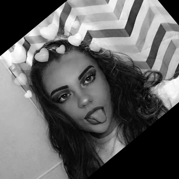 Profile Picture of Rhaelynn Robinson (@rhae_robinson) on Poshmark
