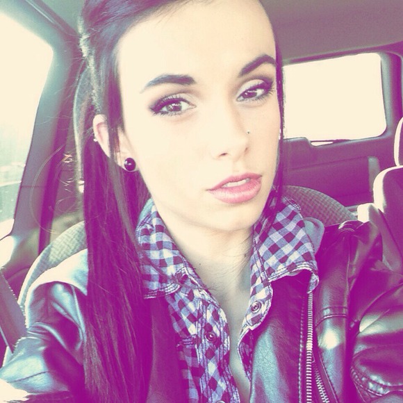 Profile Picture of Emily Andvik (@eandvik) on Poshmark