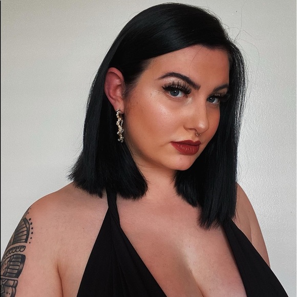 Profile Picture of Bekah Konzen (@bekdk) on Poshmark