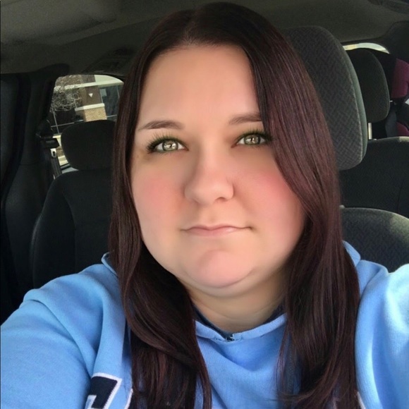 Profile Picture of April Manus (@april6206) on Poshmark