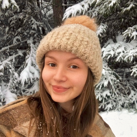 Quinn Robinson - Poshmark Profile Picture of Quinn Robinson (@quinnsrobinson) on Poshmark