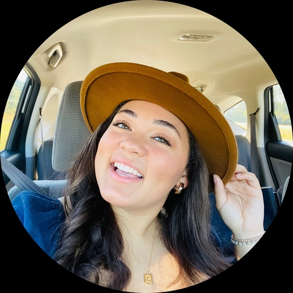Profile Picture of Chrisma Spradlin (@chrismahope) on Poshmark