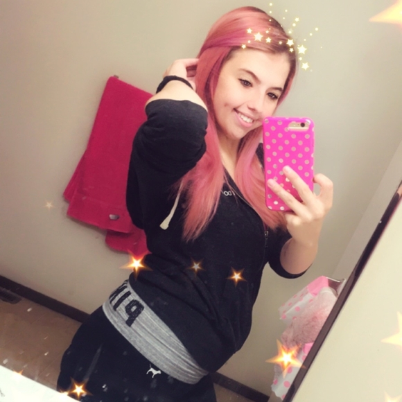 Profile Picture of Liberty Wasmer (@liberty_wasmer) on Poshmark