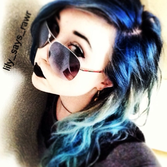 Profile Picture of Lily Cogley (@lily_says_rawr) on Poshmark