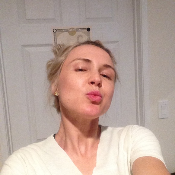 Profile Picture of Julia Tataronis (@juliatat) on Poshmark