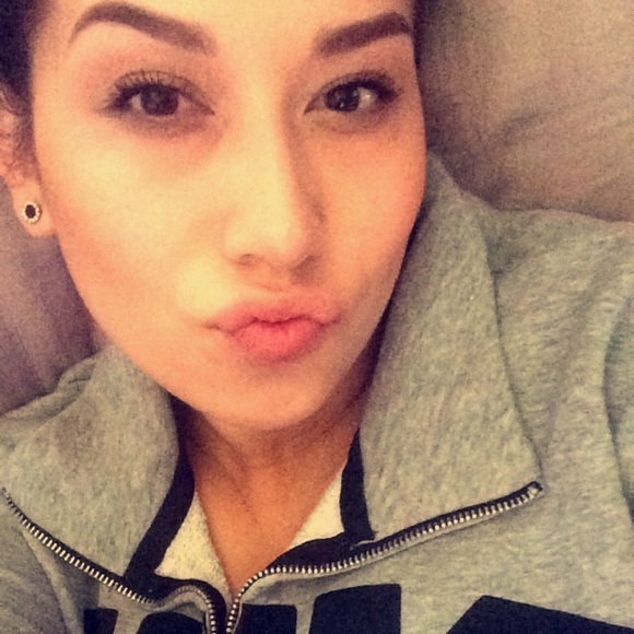 Profile Picture of Joey Aguilar (@joeyantoinette) on Poshmark