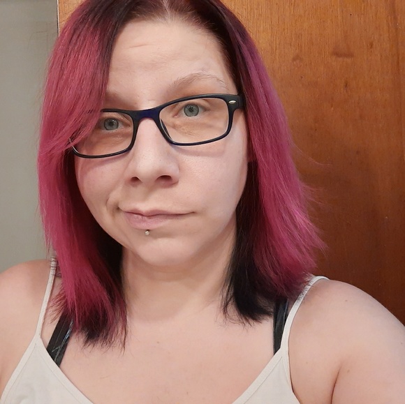 Profile Picture of Chantal Loxton (@froggz87) on Poshmark