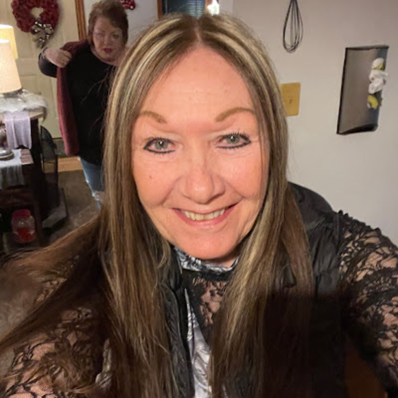 Profile Picture of Kelly Towsley (@kelly_towsley) on Poshmark