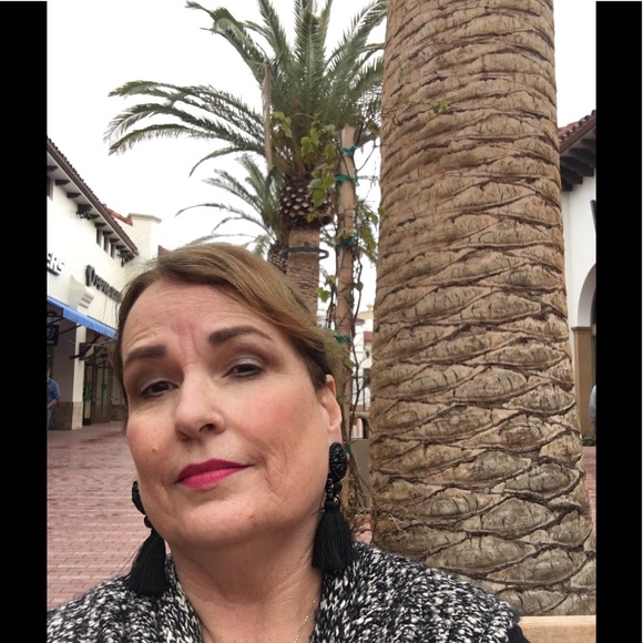 Profile Picture of Meredith Swift (@akamere) on Poshmark