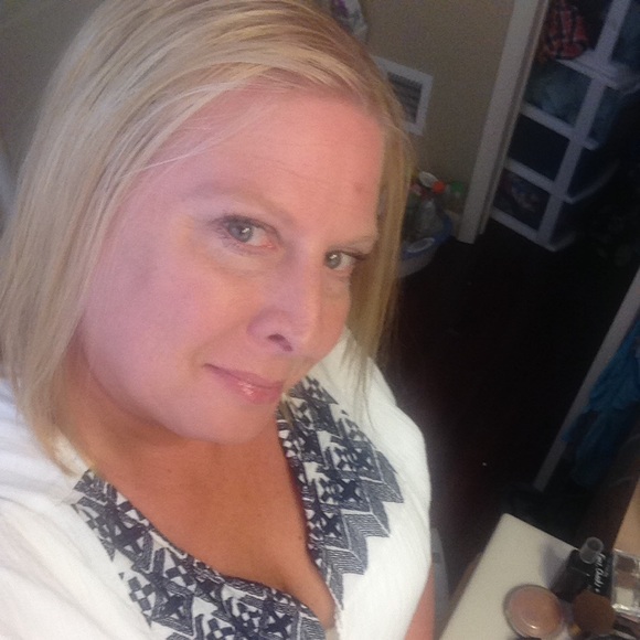 Profile Picture of Carolee Mengel (@carolee68) on Poshmark