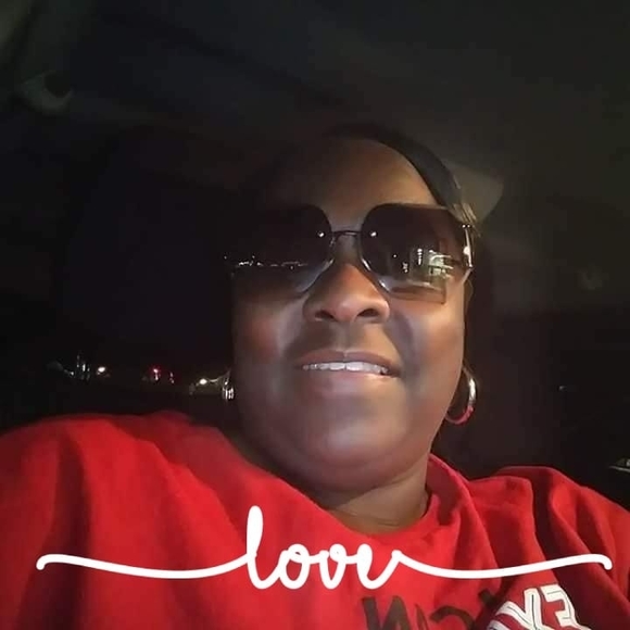 Profile Picture of Lisa Bowie (@jehroinleonta) on Poshmark