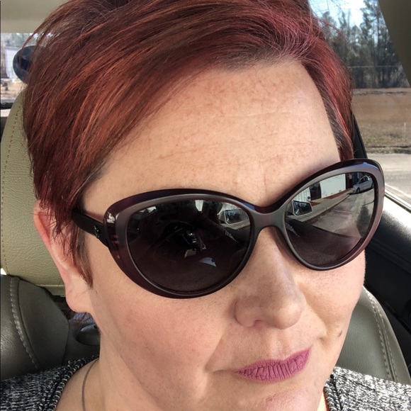 Profile Picture of April Batchelor (@ladyscarlett77) on Poshmark