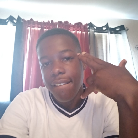 Profile Picture of Kenta Sharpe (@yrnlilkj) on Poshmark