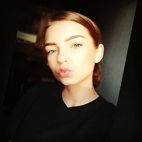 Profile Picture of Lisa Brummett (@lisabrummett) on Poshmark