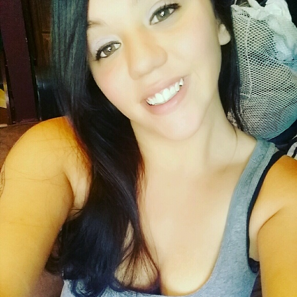 Profile Picture of Kayla Pottinger (@kakay1999) on Poshmark