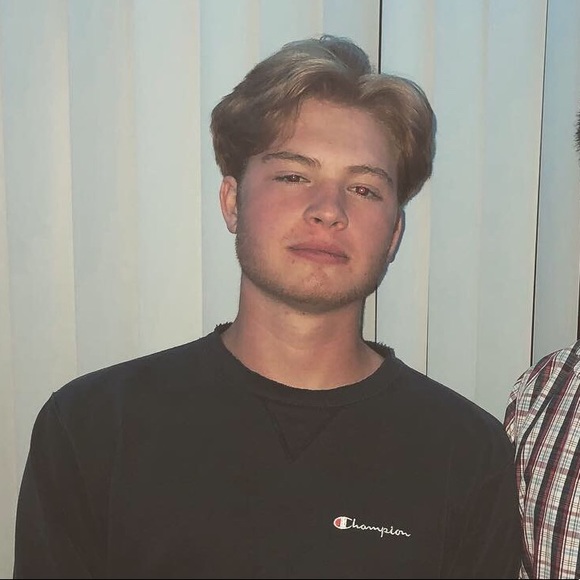 Profile Picture of David Hepp (@heppdav000) on Poshmark