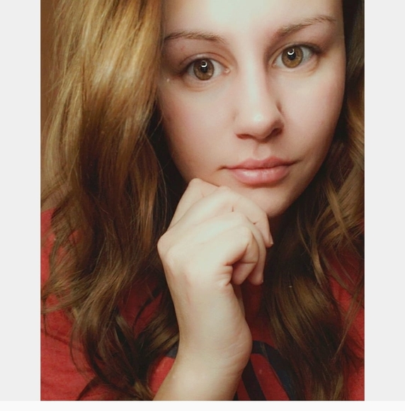 Amanda Misemer - Poshmark Profile Picture of Amanda Misemer (@amandamisemer) on Poshmark