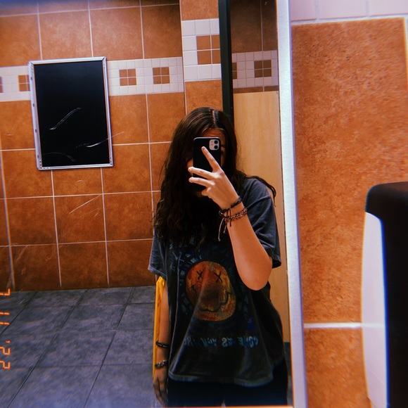 Profile Picture of Dixie Flores (@dfloreslol) on Poshmark