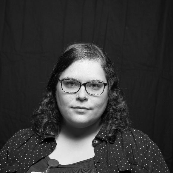 Profile Picture of April Garon (@aprils_plus) on Poshmark