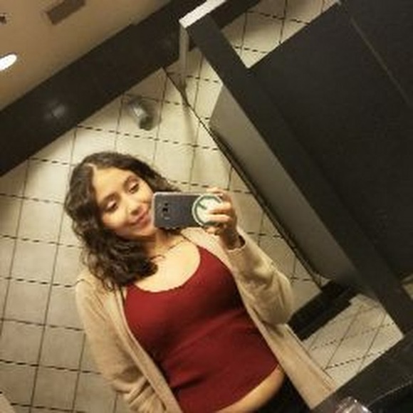 Profile Picture of Wendy Ramos (@wendyramos1210) on Poshmark