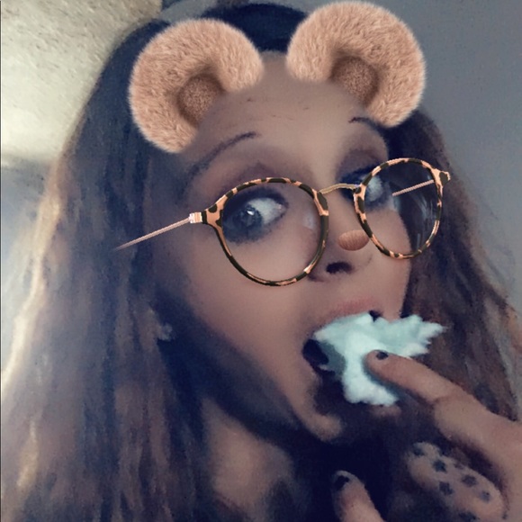 Profile Picture of Lindsey Dowhower (@mzlindsey87) on Poshmark