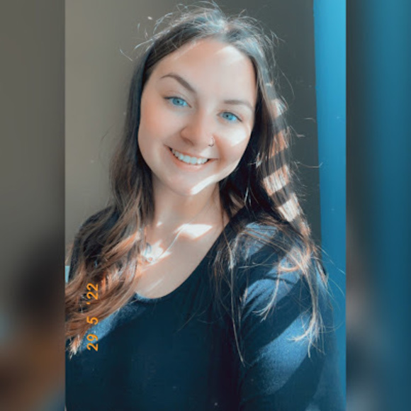 Profile Picture of Mia Manning (@miafmanning1216) on Poshmark